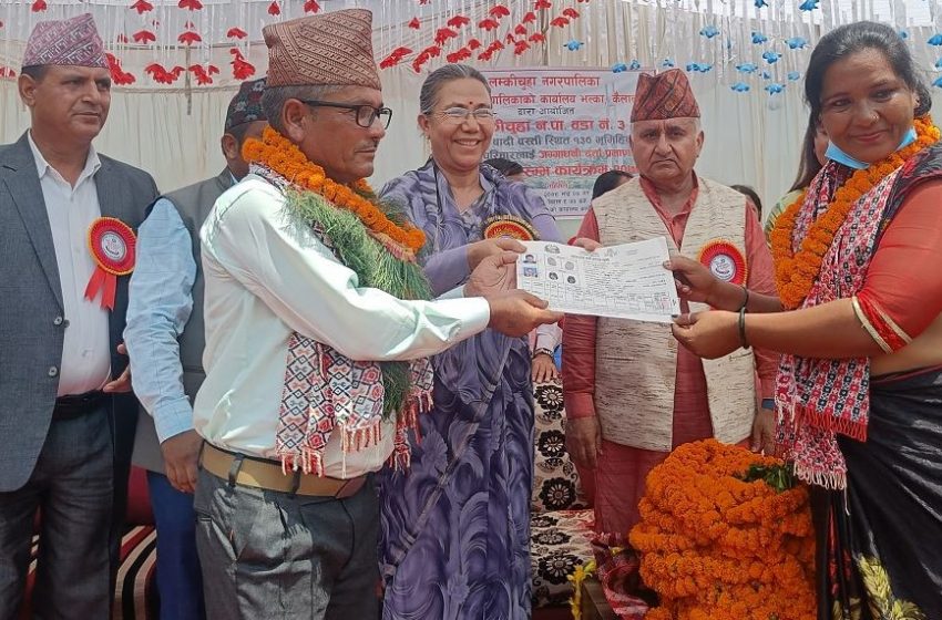  वादी बस्तीमा १३० भूमिहीन दलित परिवारलाई लालपुर्जा वितरण