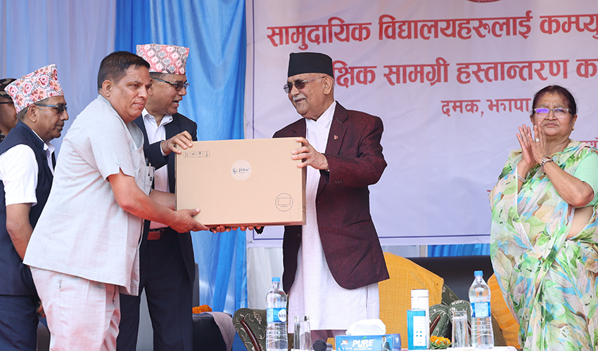  प्रधानमन्त्रीले  विद्यालयलाई कम्प्युटर लगायत  सामग्री वितरण गर्नुभयो