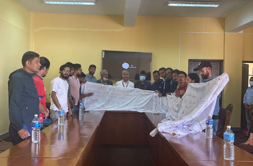  उपकुलपति मार्फत प्रधानमन्त्रीलाई १५०० सय हस्ताक्षर सहित ज्ञापन पत्र