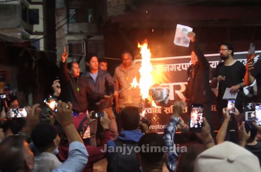  महानगरले बांगेमुढाको सामुदायिक भवन भत्काएपछि बालेन साहको पुत्ला दहन ( भिडियो )
