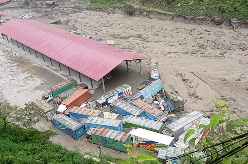  भोटेकोशी बाढीले ६८ सवारीसाधन बगाए, २९ वटा मालवाहक गाडी यार्डमै फसे