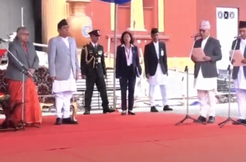  आगजनी भएको राष्ट्रपति कार्यालयलाई साक्षी राखेर पालमुनि लिए मन्त्रीहरूले शपथ