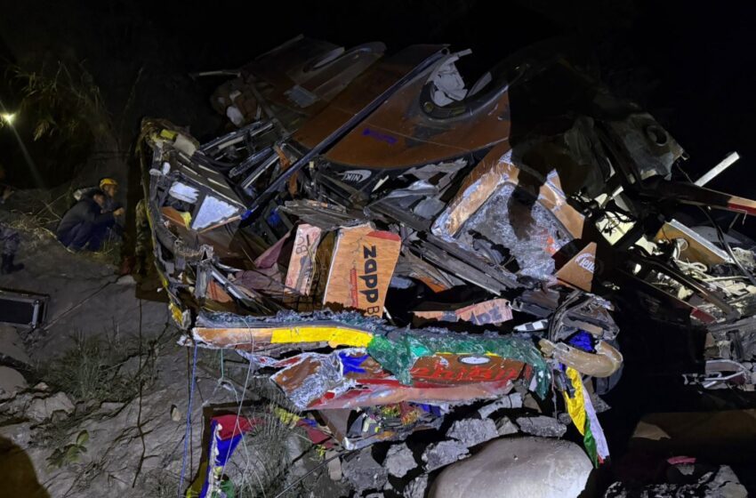  धादिङ बस दुर्घटनामा १७ जनाको  मृत्यु , एक महिला र एक पुरुष विदेशी नागरिक
